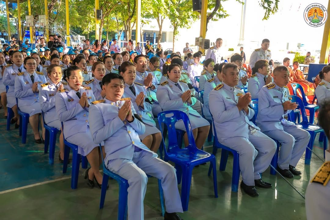 รองนายกเทศมนตรีนครบุรีรัมย์ ร่วมพิธีสวดพระพุทธมนต์และทำบุญตักบาตรถวายพระราชกุศล เนื่องในวันปิยมหาราช ภาพที่ 15