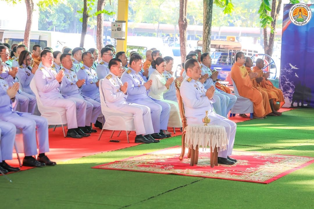 รองนายกเทศมนตรีนครบุรีรัมย์ ร่วมพิธีสวดพระพุทธมนต์และทำบุญตักบาตรถวายพระราชกุศล เนื่องในวันปิยมหาราช ภาพที่ 17
