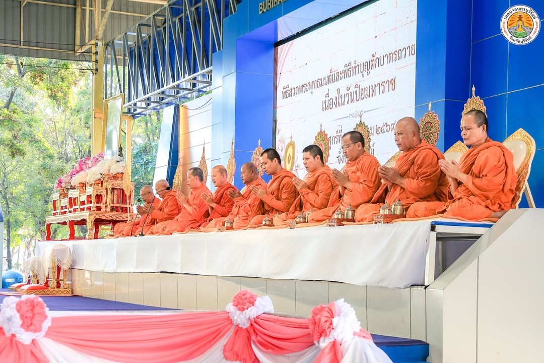 รองนายกเทศมนตรีนครบุรีรัมย์ ร่วมพิธีสวดพระพุทธมนต์และทำบุญตักบาตรถวายพระราชกุศล เนื่องในวันปิยมหาราช ภาพที่ 18
