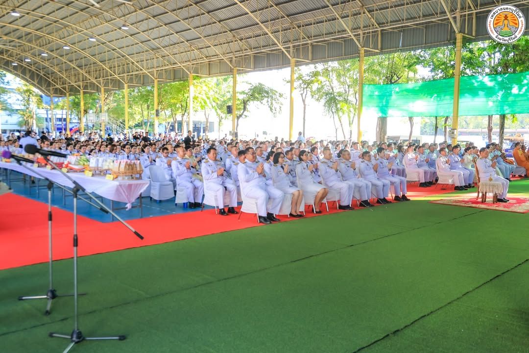 รองนายกเทศมนตรีนครบุรีรัมย์ ร่วมพิธีสวดพระพุทธมนต์และทำบุญตักบาตรถวายพระราชกุศล เนื่องในวันปิยมหาราช ภาพที่ 19
