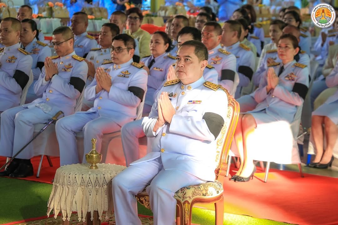 รองนายกเทศมนตรีนครบุรีรัมย์ ร่วมพิธีสวดพระพุทธมนต์และทำบุญตักบาตรถวายพระราชกุศล เนื่องในวันปิยมหาราช ภาพที่ 3