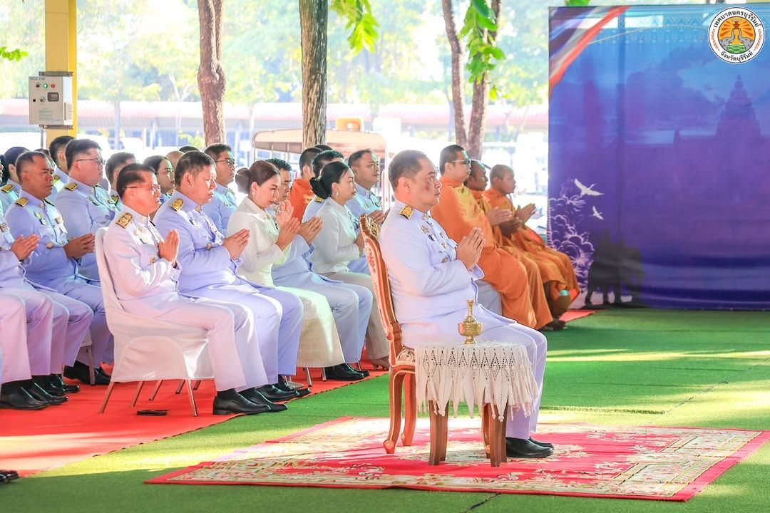 รองนายกเทศมนตรีนครบุรีรัมย์ ร่วมพิธีสวดพระพุทธมนต์และทำบุญตักบาตรถวายพระราชกุศล เนื่องในวันปิยมหาราช ภาพที่ 4