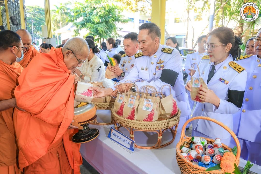 รองนายกเทศมนตรีนครบุรีรัมย์ ร่วมพิธีสวดพระพุทธมนต์และทำบุญตักบาตรถวายพระราชกุศล เนื่องในวันปิยมหาราช ภาพที่ 5