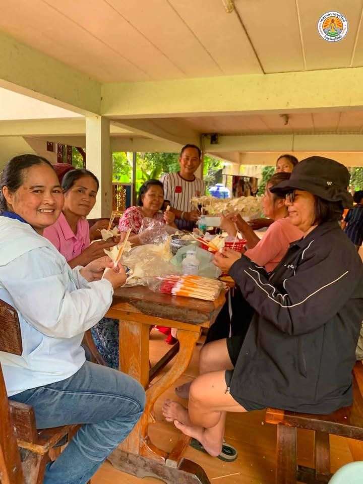 ประชาชนในเขตเทศบาลร่วมประดิษฐ์ดอกไม้จันทน์สำหรับงานพระราชพิธีถวายพระเพลิงพระบรมศพ สมเด็จพระนางเจ้าสิริกิติ์ พระบรมราชินี ภาพที่ 12