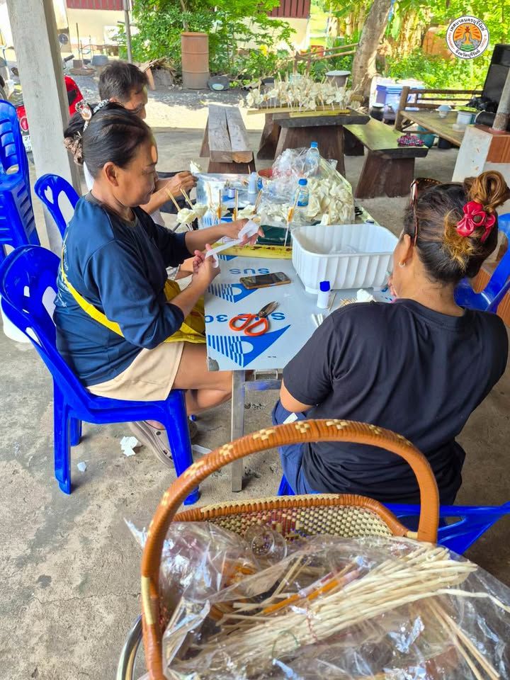 ประชาชนในเขตเทศบาลร่วมประดิษฐ์ดอกไม้จันทน์สำหรับงานพระราชพิธีถวายพระเพลิงพระบรมศพ สมเด็จพระนางเจ้าสิริกิติ์ พระบรมราชินี ภาพที่ 16
