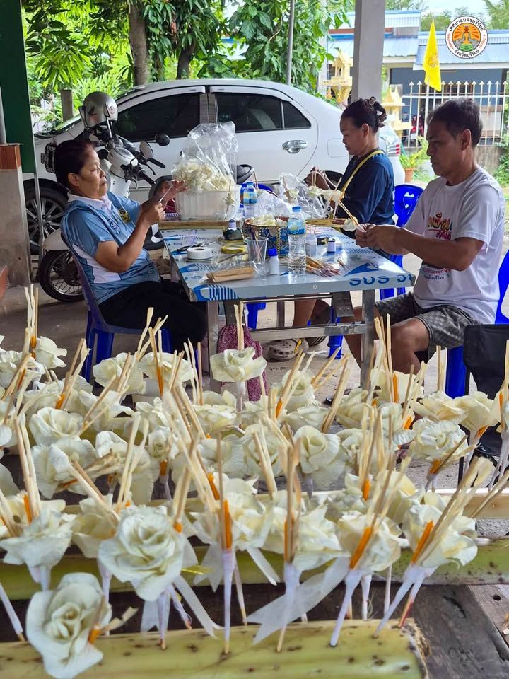 ประชาชนในเขตเทศบาลร่วมประดิษฐ์ดอกไม้จันทน์สำหรับงานพระราชพิธีถวายพระเพลิงพระบรมศพ สมเด็จพระนางเจ้าสิริกิติ์ พระบรมราชินี ภาพที่ 17