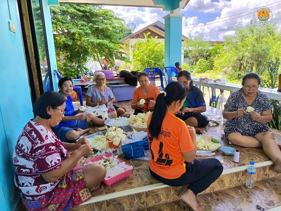 ประชาชนในเขตเทศบาลร่วมประดิษฐ์ดอกไม้จันทน์สำหรับงานพระราชพิธีถวายพระเพลิงพระบรมศพ สมเด็จพระนางเจ้าสิริกิติ์ พระบรมราชินี ภาพที่ 18