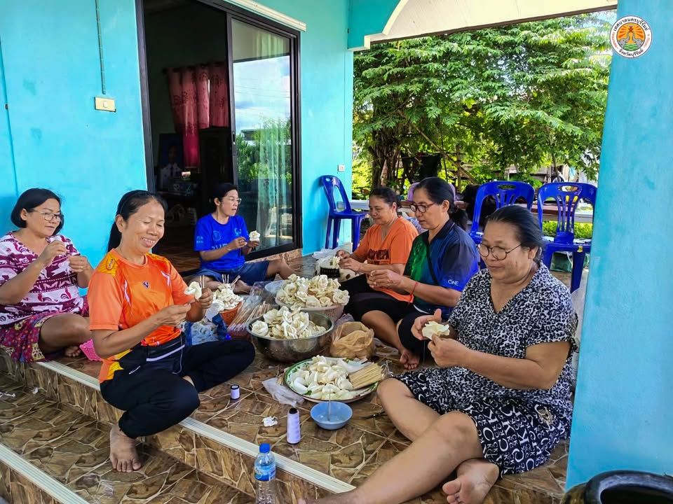 ประชาชนในเขตเทศบาลร่วมประดิษฐ์ดอกไม้จันทน์สำหรับงานพระราชพิธีถวายพระเพลิงพระบรมศพ สมเด็จพระนางเจ้าสิริกิติ์ พระบรมราชินี ภาพที่ 19