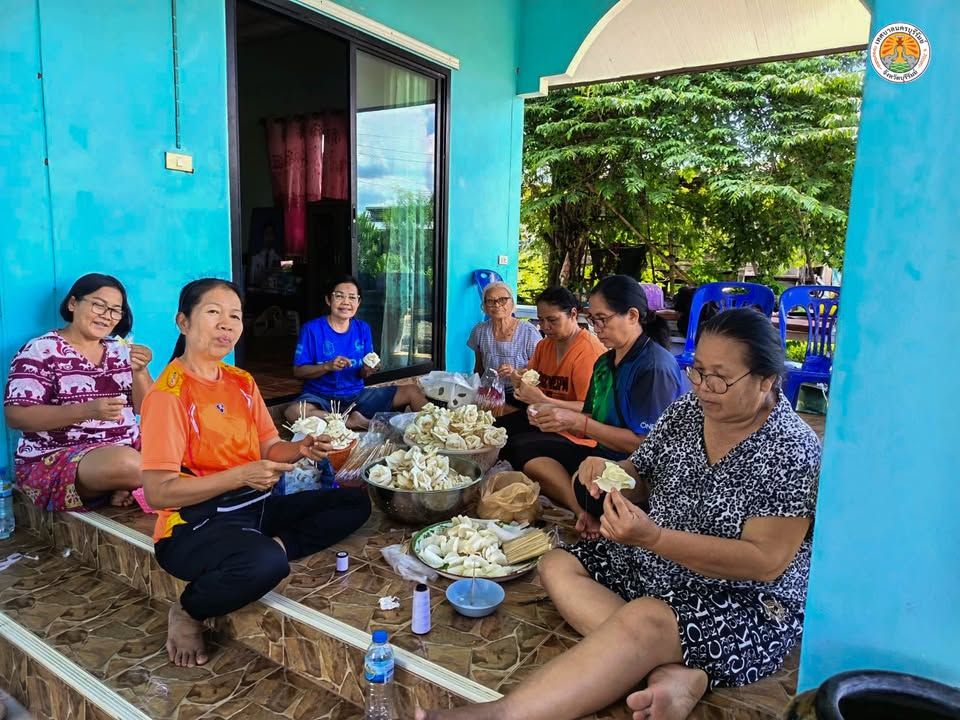 ประชาชนในเขตเทศบาลร่วมประดิษฐ์ดอกไม้จันทน์สำหรับงานพระราชพิธีถวายพระเพลิงพระบรมศพ สมเด็จพระนางเจ้าสิริกิติ์ พระบรมราชินี ภาพที่ 2