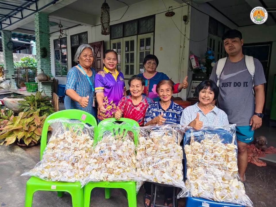 ประชาชนในเขตเทศบาลร่วมประดิษฐ์ดอกไม้จันทน์สำหรับงานพระราชพิธีถวายพระเพลิงพระบรมศพ สมเด็จพระนางเจ้าสิริกิติ์ พระบรมราชินี ภาพที่ 20