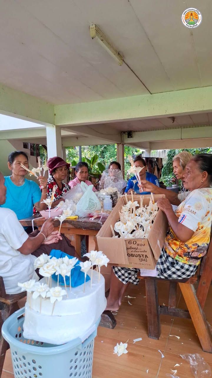 ประชาชนในเขตเทศบาลร่วมประดิษฐ์ดอกไม้จันทน์สำหรับงานพระราชพิธีถวายพระเพลิงพระบรมศพ สมเด็จพระนางเจ้าสิริกิติ์ พระบรมราชินี ภาพที่ 3
