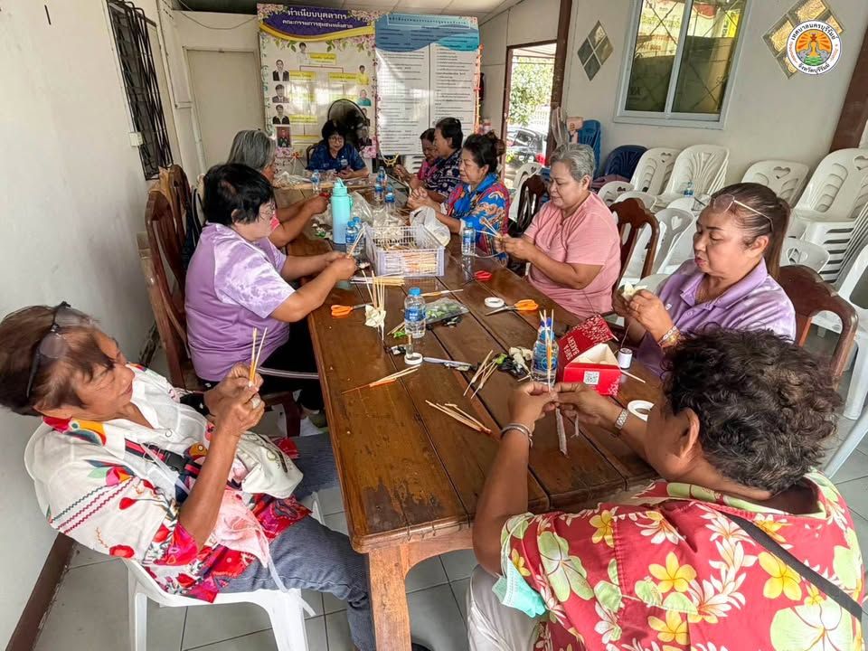 ประชาชนในเขตเทศบาลร่วมประดิษฐ์ดอกไม้จันทน์สำหรับงานพระราชพิธีถวายพระเพลิงพระบรมศพ สมเด็จพระนางเจ้าสิริกิติ์ พระบรมราชินี ภาพที่ 4