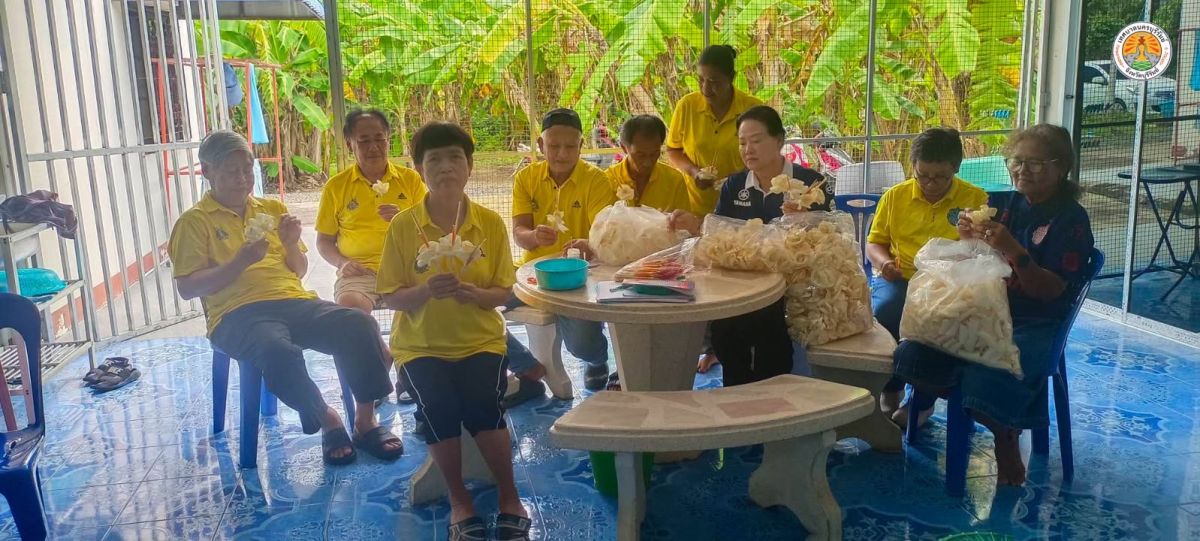 ประชาชนในเขตเทศบาลร่วมประดิษฐ์ดอกไม้จันทน์สำหรับงานพระราชพิธีถวายพระเพลิงพระบรมศพ สมเด็จพระนางเจ้าสิริกิติ์ พระบรมราชินี ภาพที่ 5