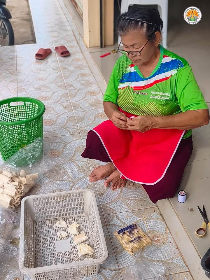 ประชาชนในเขตเทศบาลร่วมประดิษฐ์ดอกไม้จันทน์สำหรับงานพระราชพิธีถวายพระเพลิงพระบรมศพ สมเด็จพระนางเจ้าสิริกิติ์ พระบรมราชินี ภาพที่ 6