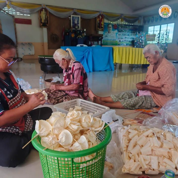 ประชาชนในเขตเทศบาลร่วมประดิษฐ์ดอกไม้จันทน์สำหรับงานพระราชพิธีถวายพระเพลิงพระบรมศพ สมเด็จพระนางเจ้าสิริกิติ์ พระบรมราชินี ภาพที่ 7