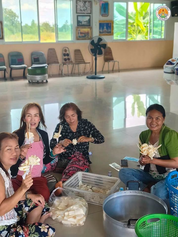 ประชาชนในเขตเทศบาลร่วมประดิษฐ์ดอกไม้จันทน์สำหรับงานพระราชพิธีถวายพระเพลิงพระบรมศพ สมเด็จพระนางเจ้าสิริกิติ์ พระบรมราชินี ภาพที่ 8
