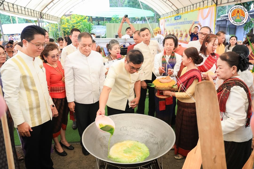 เทศบาลนครบุรีรัมย์ ร่วมสืบสานประเพณีกวนข้าวทิพย์และตักบาตรเทโวโรหณะ เนื่องในเทศกาลวันออกพรรษา ณ วัดพระพุทธบาทเขากระโดง ภาพที่ 11