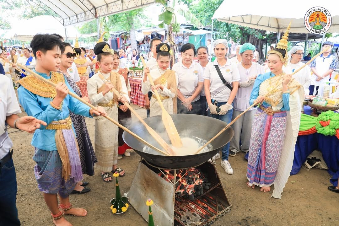 เทศบาลนครบุรีรัมย์ ร่วมสืบสานประเพณีกวนข้าวทิพย์และตักบาตรเทโวโรหณะ เนื่องในเทศกาลวันออกพรรษา ณ วัดพระพุทธบาทเขากระโดง ภาพที่ 13