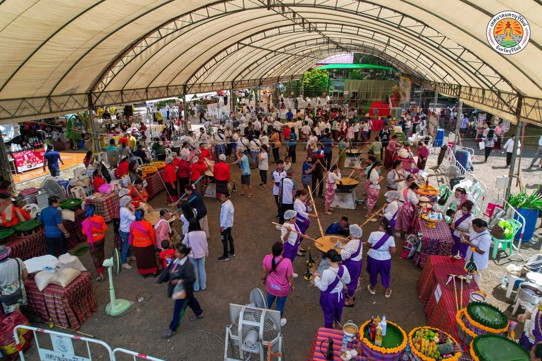 เทศบาลนครบุรีรัมย์ ร่วมสืบสานประเพณีกวนข้าวทิพย์และตักบาตรเทโวโรหณะ เนื่องในเทศกาลวันออกพรรษา ณ วัดพระพุทธบาทเขากระโดง ภาพที่ 15
