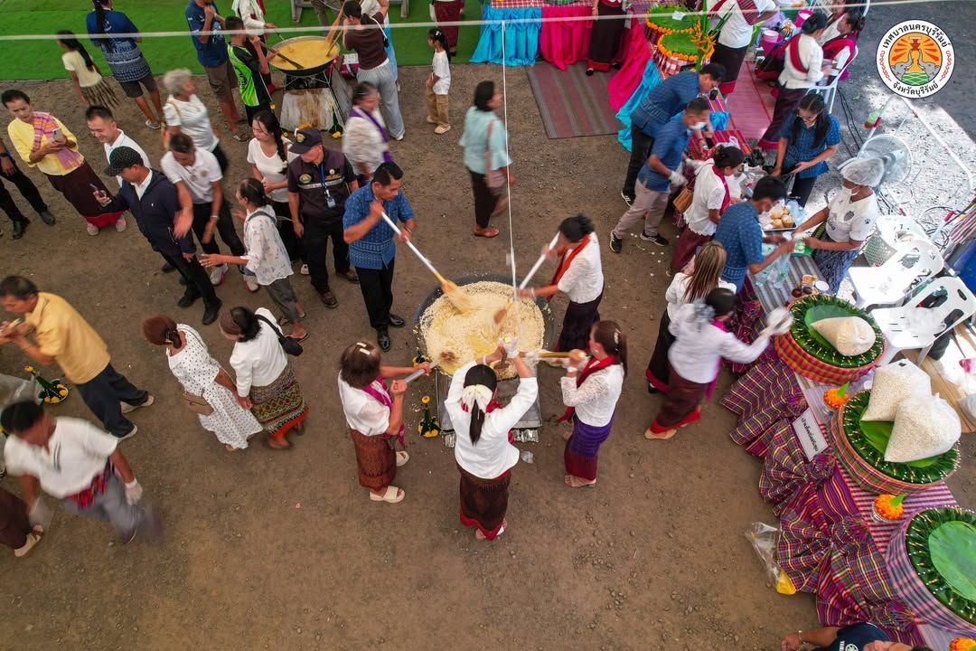 เทศบาลนครบุรีรัมย์ ร่วมสืบสานประเพณีกวนข้าวทิพย์และตักบาตรเทโวโรหณะ เนื่องในเทศกาลวันออกพรรษา ณ วัดพระพุทธบาทเขากระโดง ภาพที่ 16