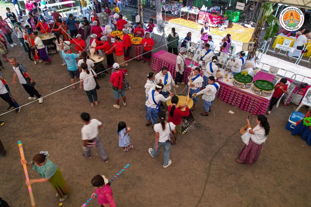 เทศบาลนครบุรีรัมย์ ร่วมสืบสานประเพณีกวนข้าวทิพย์และตักบาตรเทโวโรหณะ เนื่องในเทศกาลวันออกพรรษา ณ วัดพระพุทธบาทเขากระโดง ภาพที่ 17