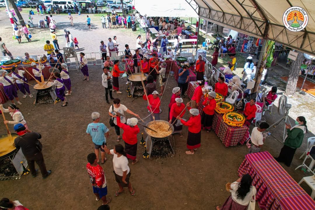 เทศบาลนครบุรีรัมย์ ร่วมสืบสานประเพณีกวนข้าวทิพย์และตักบาตรเทโวโรหณะ เนื่องในเทศกาลวันออกพรรษา ณ วัดพระพุทธบาทเขากระโดง ภาพที่ 18