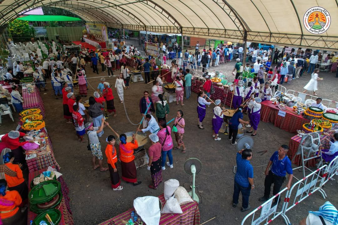 เทศบาลนครบุรีรัมย์ ร่วมสืบสานประเพณีกวนข้าวทิพย์และตักบาตรเทโวโรหณะ เนื่องในเทศกาลวันออกพรรษา ณ วัดพระพุทธบาทเขากระโดง ภาพที่ 20