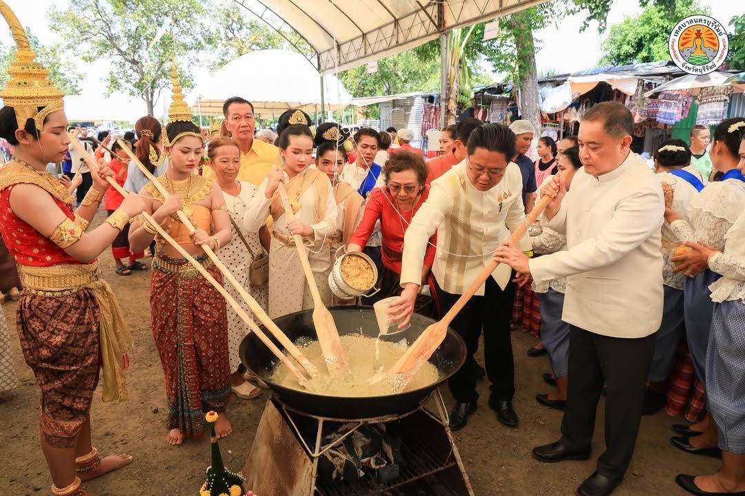 เทศบาลนครบุรีรัมย์ ร่วมสืบสานประเพณีกวนข้าวทิพย์และตักบาตรเทโวโรหณะ เนื่องในเทศกาลวันออกพรรษา ณ วัดพระพุทธบาทเขากระโดง ภาพที่ 4