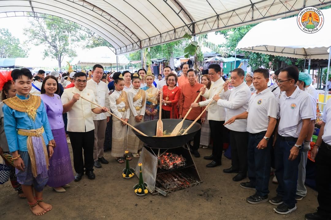 เทศบาลนครบุรีรัมย์ ร่วมสืบสานประเพณีกวนข้าวทิพย์และตักบาตรเทโวโรหณะ เนื่องในเทศกาลวันออกพรรษา ณ วัดพระพุทธบาทเขากระโดง ภาพที่ 6