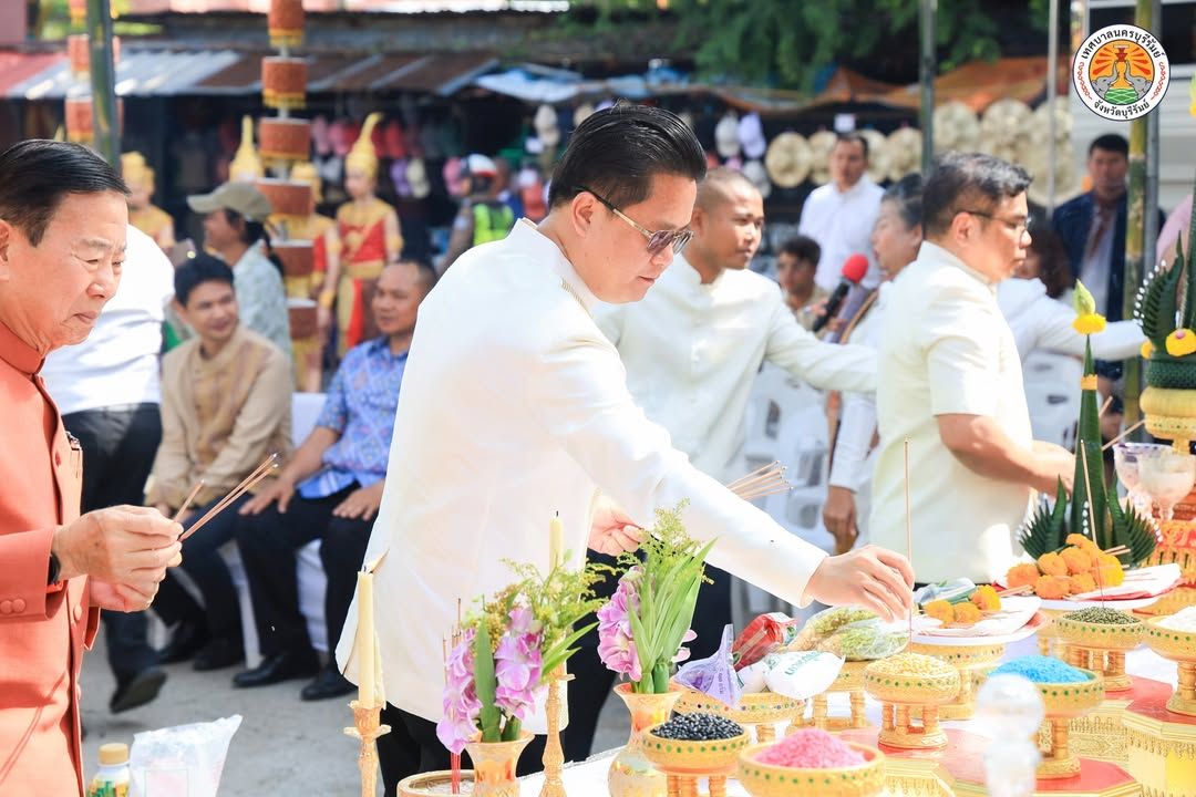 เทศบาลนครบุรีรัมย์ ร่วมสืบสานประเพณีกวนข้าวทิพย์และตักบาตรเทโวโรหณะ เนื่องในเทศกาลวันออกพรรษา ณ วัดพระพุทธบาทเขากระโดง ภาพที่ 8