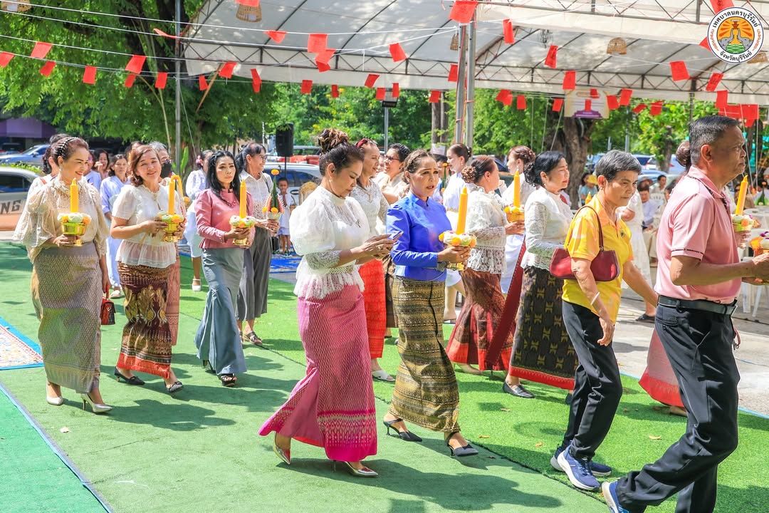 รองนายกเทศมนตรีนครบุรีรัมย์และสมาชิกสภาเทศบาลนครบุรีรัมย์ ร่วมประเพณีกวนข้าวมธุปายาส ณ วัดกลางพระอารามหลวง ภาพที่ 12