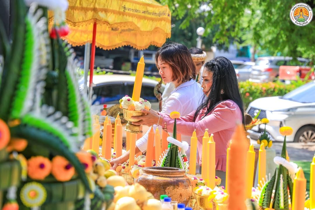 รองนายกเทศมนตรีนครบุรีรัมย์และสมาชิกสภาเทศบาลนครบุรีรัมย์ ร่วมประเพณีกวนข้าวมธุปายาส ณ วัดกลางพระอารามหลวง ภาพที่ 18