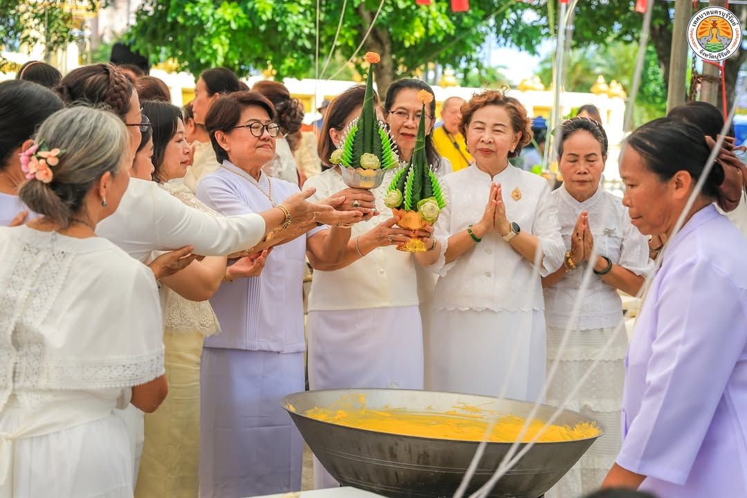 รองนายกเทศมนตรีนครบุรีรัมย์และสมาชิกสภาเทศบาลนครบุรีรัมย์ ร่วมประเพณีกวนข้าวมธุปายาส ณ วัดกลางพระอารามหลวง ภาพที่ 20