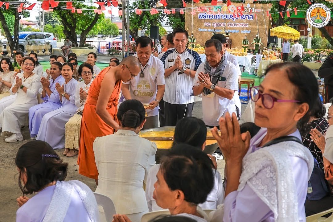 รองนายกเทศมนตรีนครบุรีรัมย์และสมาชิกสภาเทศบาลนครบุรีรัมย์ ร่วมประเพณีกวนข้าวมธุปายาส ณ วัดกลางพระอารามหลวง ภาพที่ 4