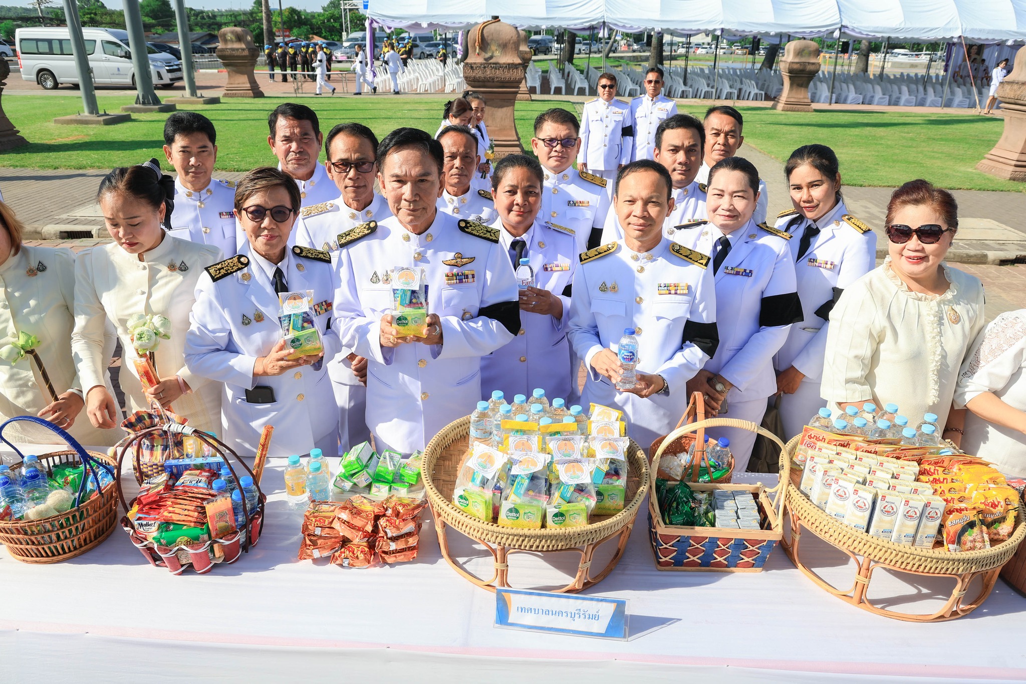 ร่วมพิธีเจริญพระพุทธมนต์และตักบาตรถวายพระราชกุศล เนื่องในโอกาสมหามงคลเฉลิมพระชนมพรรษา ๔ รอบ สมเด็จพระนางเจ้าฯ พระบรมราชินี