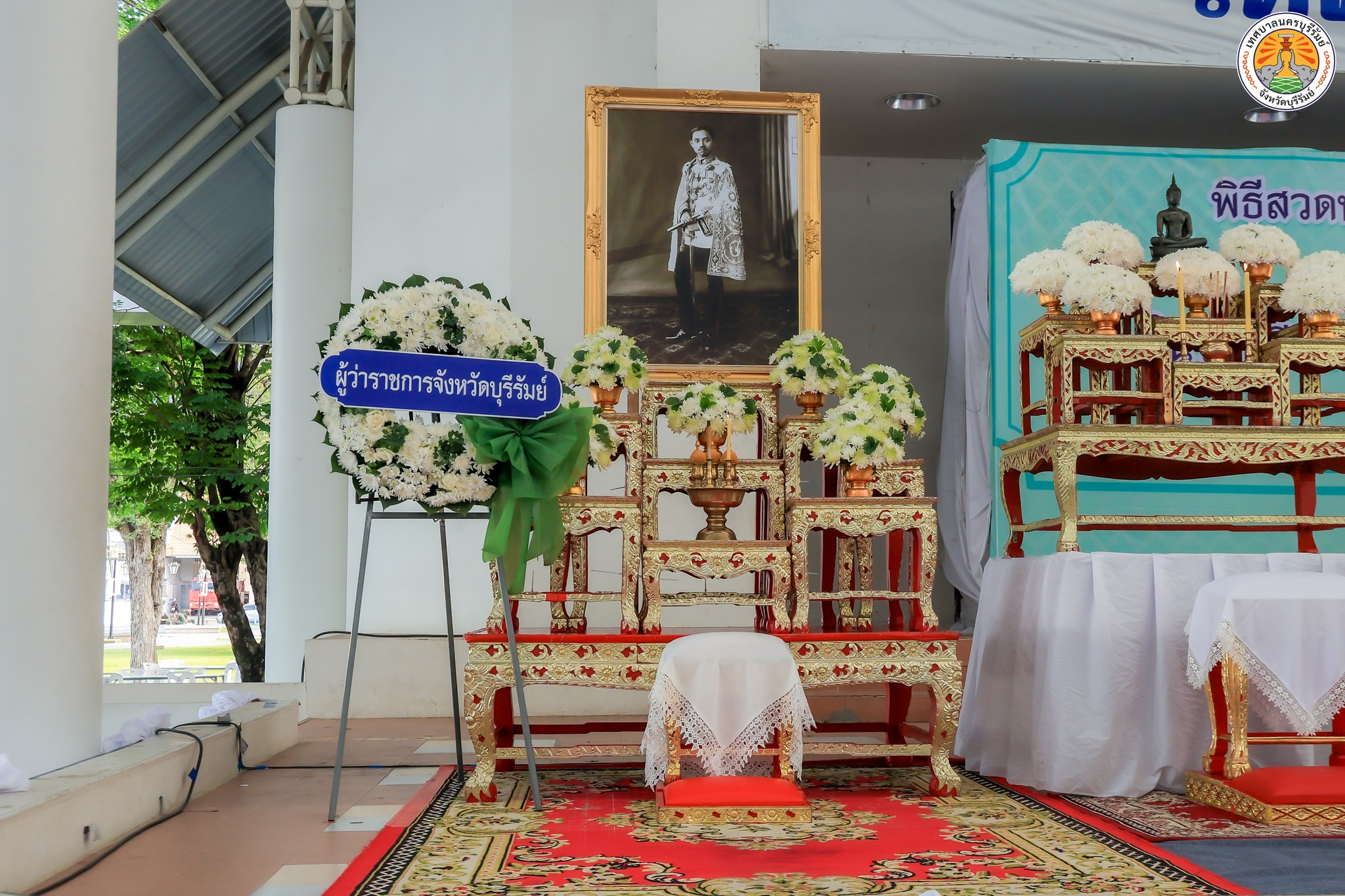 ร่วมพิธีสวดเจริญพระพุทธมนต์และพิธีทำบุญตักบาตรถวายพระราชกุศลและพิธีวางพวงมาลาและถวายราชสดุดี เนื่องในรัฐพิธีวันที่ระลึกวัน “พระบาทสมเด็จพระปกเกล้าเจ้าอยู่หัว”